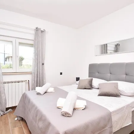 Holiday home Front In With Wifi Brodarica (Sibenik-Knin)
