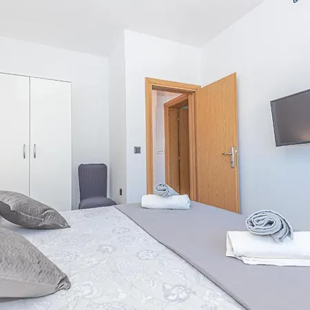 Holiday home Front In With Wifi Brodarica (Sibenik-Knin)